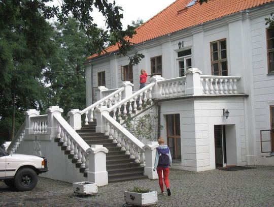 Podnieśli dworek z ruin, teraz podnoszą własne dusze