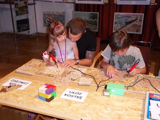 Podróż do dzieciństwa w... PRL-u. Samochody na kablu, bajki z diaskopu i lalki z Cepelii