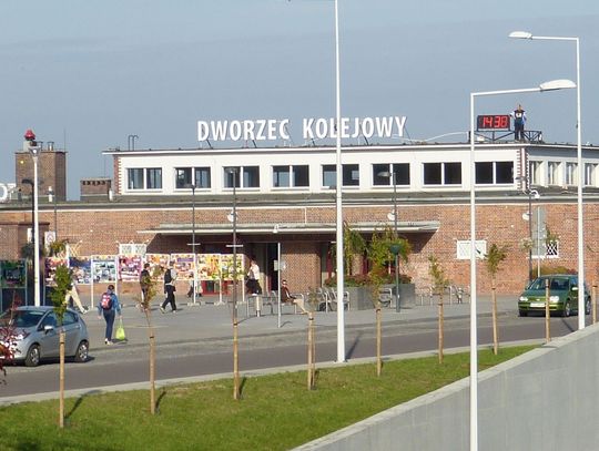 Podróżni zasłaniali uszy. Alarm na dworcu głośniejszy niż …startujący samolot