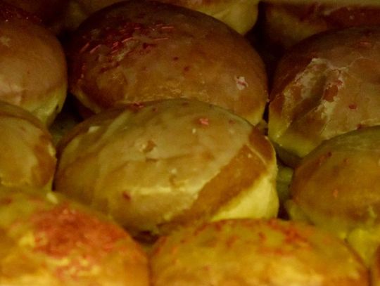 Podsumowanie Tłustego Czwartku. Pączki z nadzieniem kokosowym i karmelowo- arachidowym. Setki pączków i długie kolejki!