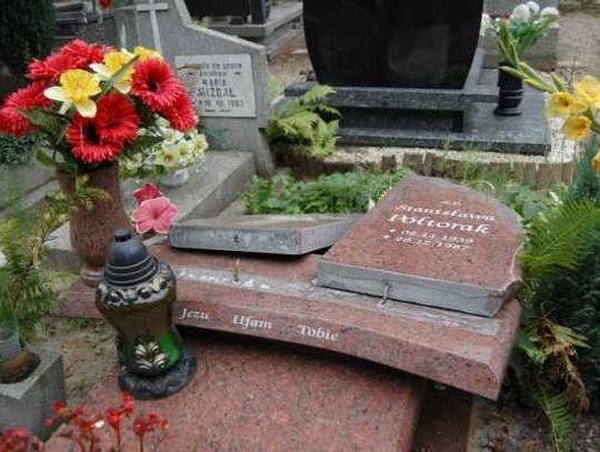 Połamane krzyże i płyty - na cmentarzu. Wandale uszkodzili 22 nagrobki