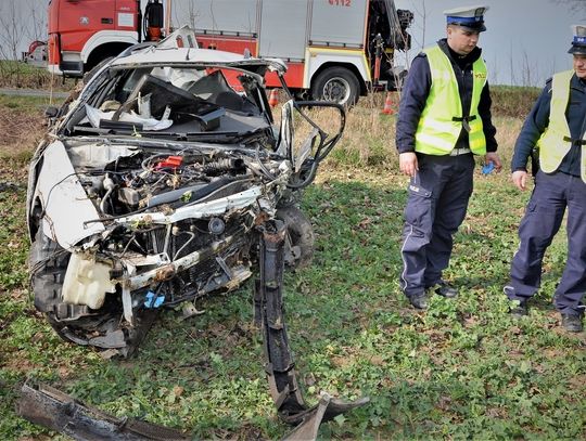 Policja pracowała na miejscu tragicznego wypadku. "Zjechał na prawe pobocze i uderzył w drzewo" (ZDJĘCIA)