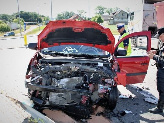 Policja wyjaśnia okoliczności wypadku. Wstępnie: 41-latek nie ustąpił pierwszeństwa przejazdu