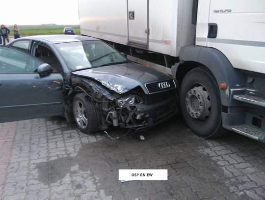 Policja wyjaśnia przyczyny wypadku na parkingu. "Stracił panowanie nad pojazdem"