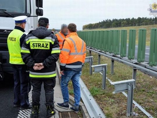 Policjanci, strażacy oraz przedstawiciel obsługi autostrady spotkali się w miejscu tragicznego wypadku