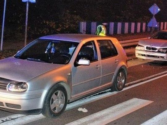Policjanci ustalają okoliczności wypadku przy ul. Gdańskiej, w którym ranna została kierująca volkswagenem