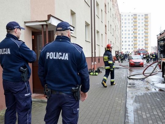 Policjanci ustalają przyczyny i okoliczności czwartkowego pożaru przy ul. Saperskiej. W sumie cztery osoby trafiły do szpitala