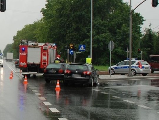 Policjanci ustalają szczegóły wypadku drogowego na DK 91