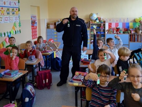 Policjanci uświadamiali uczniów podstawówek, jak bezpiecznie przeżyć ferie