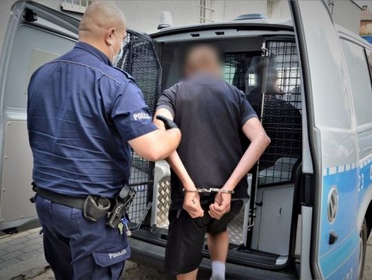 POLICJANCI ZATRZYMALI 35-LATKA, KTÓRY ODPOWIE ZA KRADZIEŻE