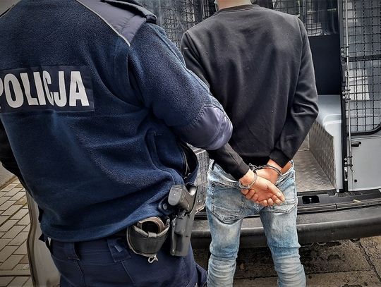 POLICYJNY DOZÓR DLA ZATRZYMANEGO 21-LATKA ZA NARKOTYKI I PŁACENIE KRADZIONĄ KARTĄ BANKOMATOWĄ