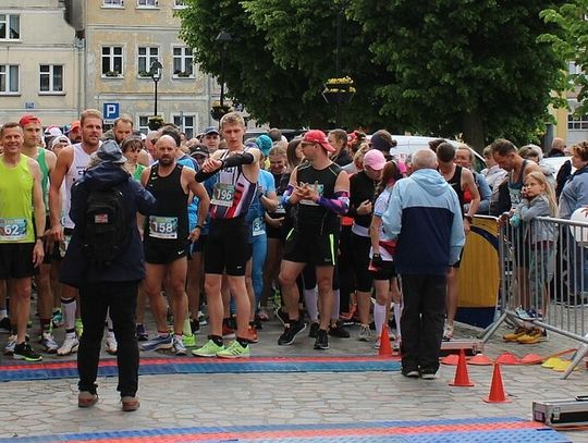 Ponad 200 biegaczy rywalizowało na ulicach Gniewu!  V Biegowe Grand Prix Kociewia 