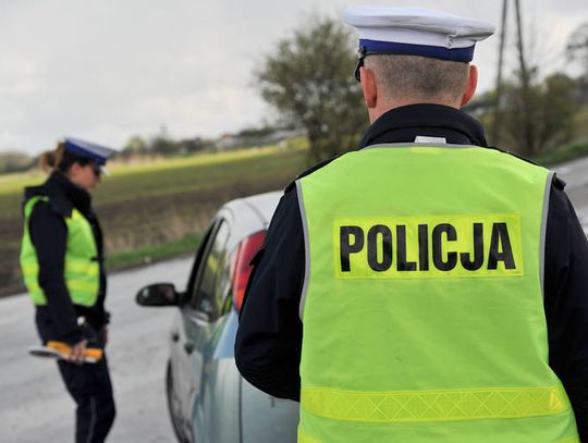 Popijał piwko w aucie, aż wjechał w inny samochód. Miał pecha, zauważyli go policjanci