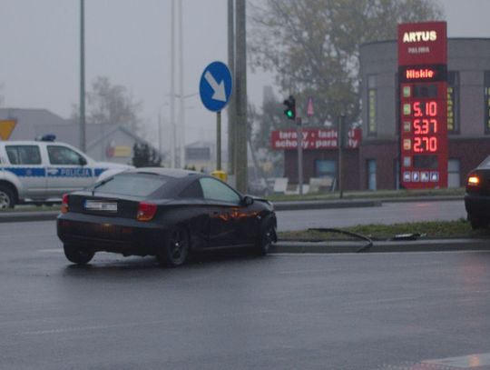 Poranne zderzenie przy al. Solidarności w Tczewie. Rozbite dwie osobówki