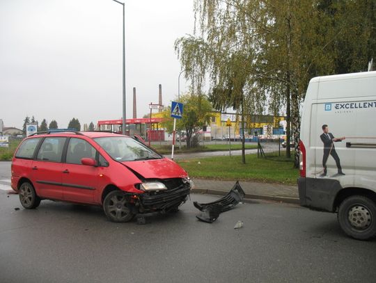 Porządna stłuczka przy ul. Sadowej. Auta zabrane przez lawety