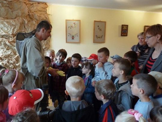 Posmakować miodu z plastra i pyłku