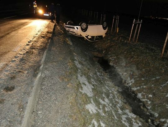 Poszukiwani świadkowie zdarzenia drogowe z 20 stycznia, w którym auto dachowało