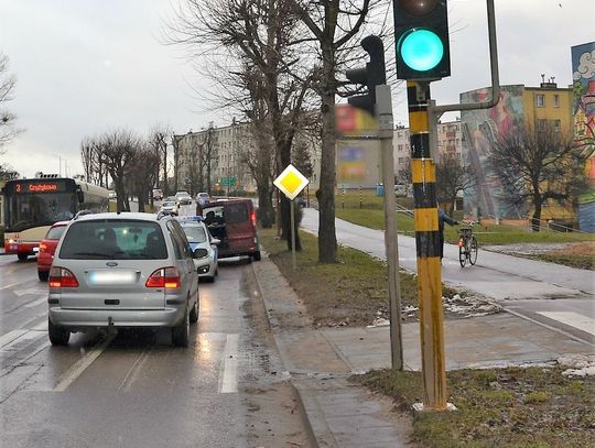 Potrącenie na przejściu dla pieszych. Prawdopodobnie kierująca zignorowała „czerwone”