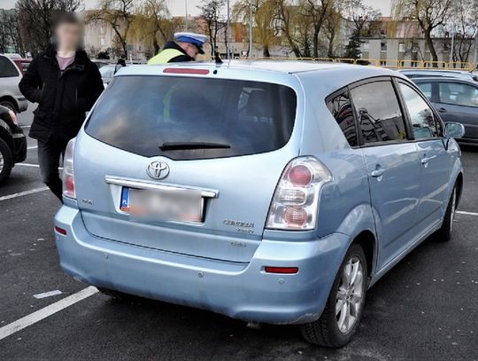 Potrącenie przy ul. Kwiatowej. 77-latek z obrażeniami trafił do szpitala