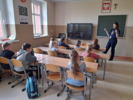 Pouczające spotkanie uczniów z policjantką. O tym jakie są zagrożenie i jak ich uniknąć