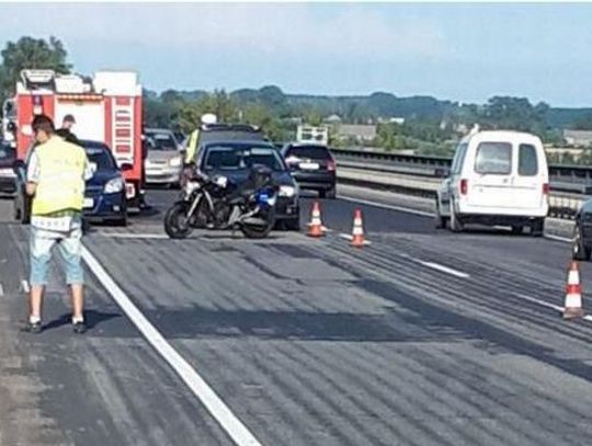 Poważny wypadek na Moście Knybawskim. Nie upewnił się czy może wyprzedzać - uderzył w motocykl
