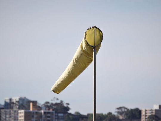 Powiatowe Centrum Zarządzania Kryzysowego w Tczewie ostrzega przed silnym wiatrem