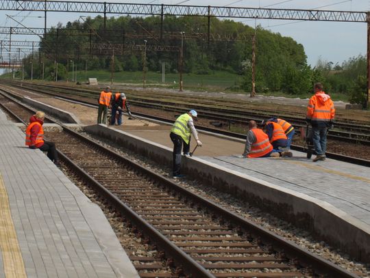 Powoli pięknieje. Kiedy koniec remontu na dworcu w Pelplinie? 