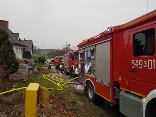 Pożar domu jednorodzinnego. Strażacy ostrzegają przed zagrożeniami sezonu grzewczego