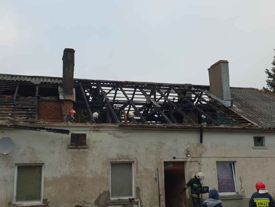 Pożar domu jednorodzinnego w Pelplinie. Pracowało 12 zastępów straży