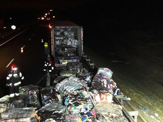 Pożar na A1. Spłonęły bele z używaną odzieżą!