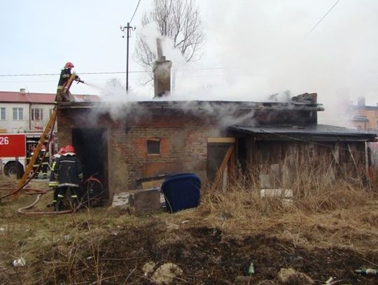 Pożar z piecyka. Mieszkaniec zdążył uciec przed płomieniami