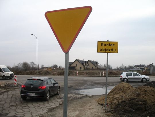 Pracują za krótko? Wykonawca „jedynki” w ogniu pytań