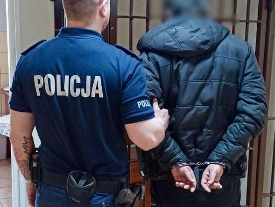 Próba włamania za pomocą młotka. Nie dostali się do środka, ale zniszczyli auto Próba włamania za pomocą młotka. Nie dostali się do środka, ale zniszczyli auto