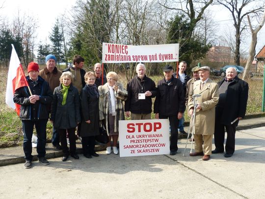 Protestowali przed prokuraturą przeciw umarzaniu śledztw