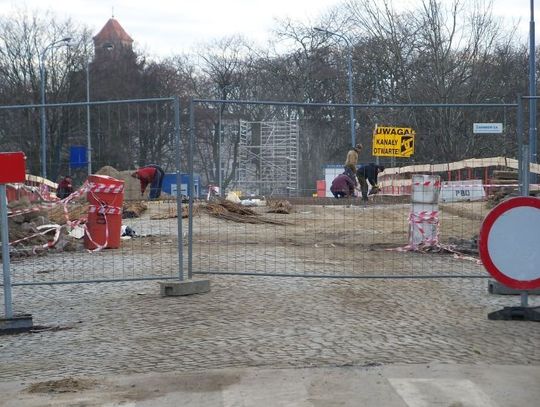 Przechodnie zamknięci w klatce