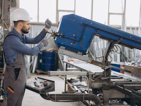 Przecinarka taśmowa ręczna, półautomatyczna czy automatyczna – które rozwiązanie wybrać?
