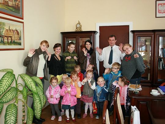 Przedszkolaki na fotelu włodarza - prezydent zgolił wąsy!