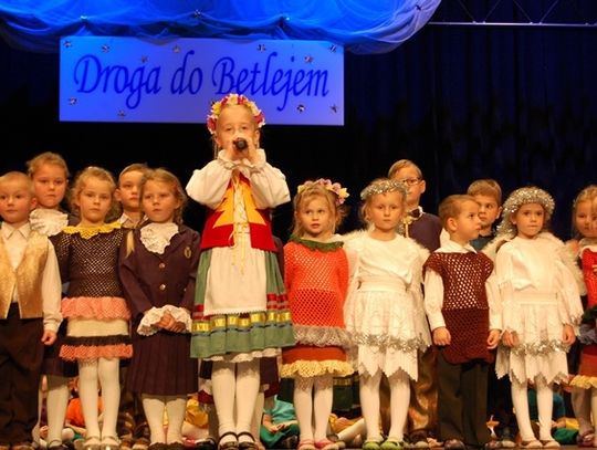 Przedszkolaki z &quot;Jarzębinki&quot; w ...&quot;Drodze do Betlejem&quot;