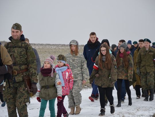 Przeszli polami i lasem ku pamięci Wyklętych. „Wilczym Tropem” do Bielawek