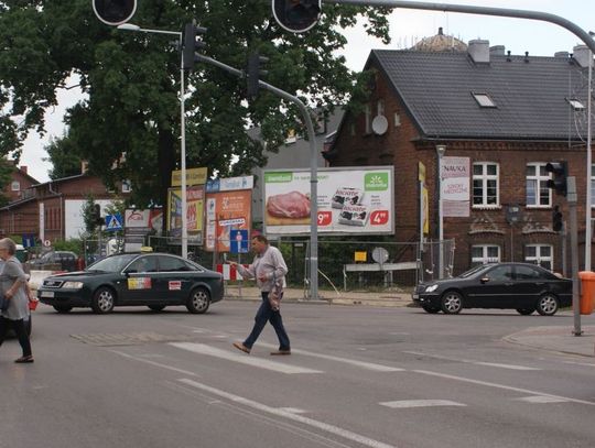 Przy dworcu bez świateł. Piesi: kierowcy nagminnie wymuszają pierwszeństwo!