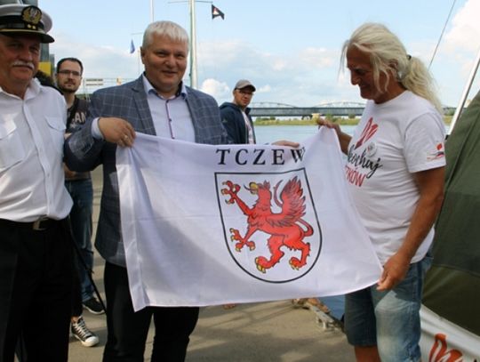 Przy pomoście tczewskiej „Przystani” zacumowała nietypowa jednostka wodna – tratwa „Pielgrzym”