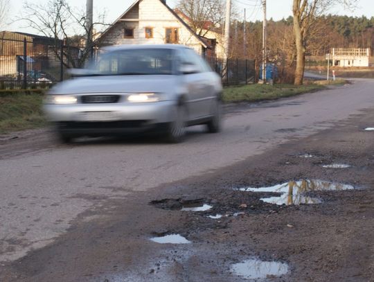 Przyjechali załatać dziury w drodze wojewódzkiej. Mieszkańcy: czy to żart?