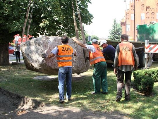 Przywieźli 13-tonowy głaz dla marszałka