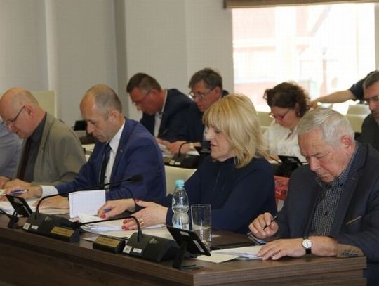 Radni przegłosowali wydatki na oświetlenie dwóch ulic oraz film Michała Milowicza