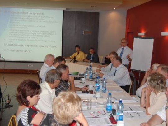 Radni spierają się o... dyżury aptek. Poseł Kulas &amp;quot;podpowiada&amp;quot; w kwestii bezpieczeństwa