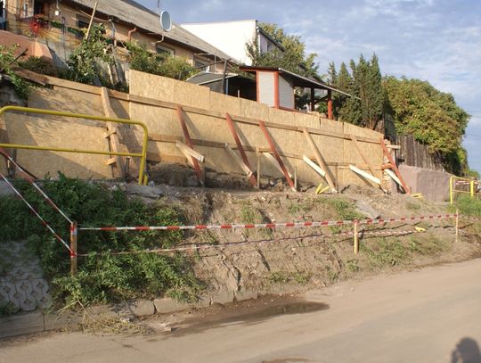 Radny: mur runął przez remont chodnika? Starostwo powiatowe stanowczo odpiera zarzuty