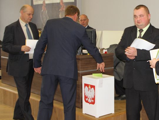 Radny wyrzucony z klubu PiS. Ukarany za „Panów po przejściach” i „chłopców w rurkach”