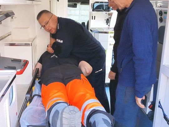 Ratownicy medyczni szkoleni z policyjnych technik interwencji