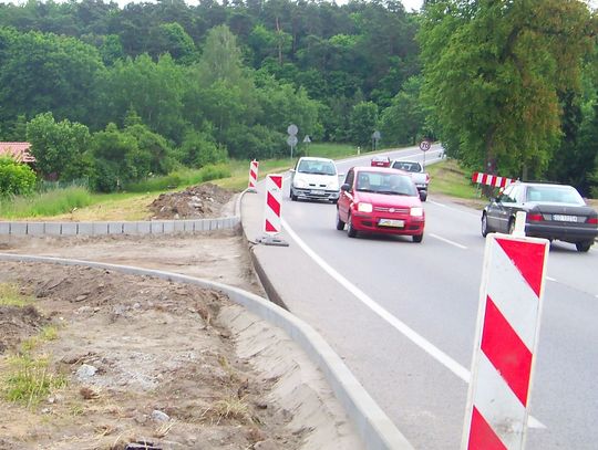 Remont w Waćmierku na DK 22. Nie zwalniają nogi z gazu
