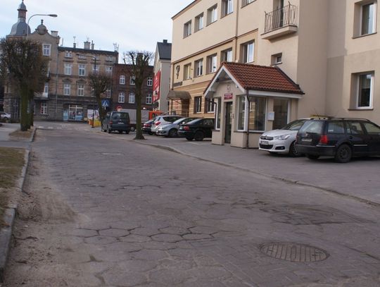 Reprezentacyjna ulica w centrum Tczewa. Obok urzędy miasta, gminy, straż. Jej stan fatalny